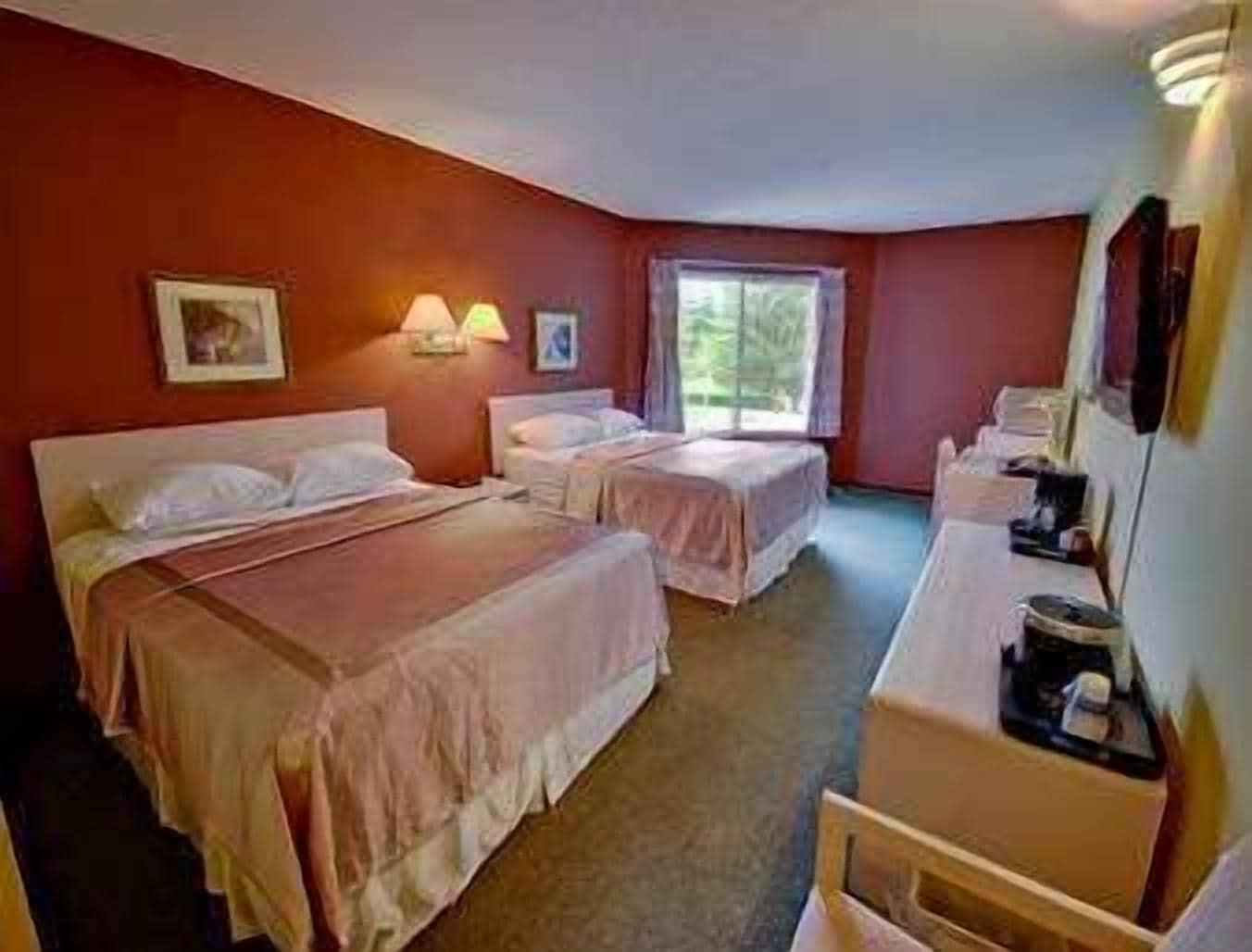 Travelodge by Wyndham Parksville Eksteriør billede